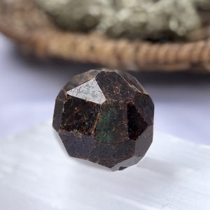 Garnet Crystal - Hexagonal Circle Shape - Sparkle Rock Pop